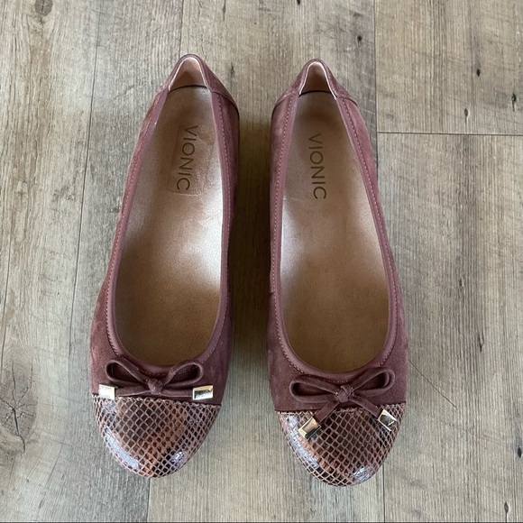 Vionic | Minna Brown Leather Round Toe Flats - Picture 2 of 9